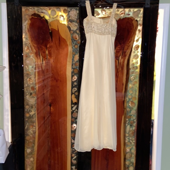 Fleur de Lis Collection Dresses & Skirts - Fleur De Lis dress, size 4 prom dress yellow in amazing condition embellished